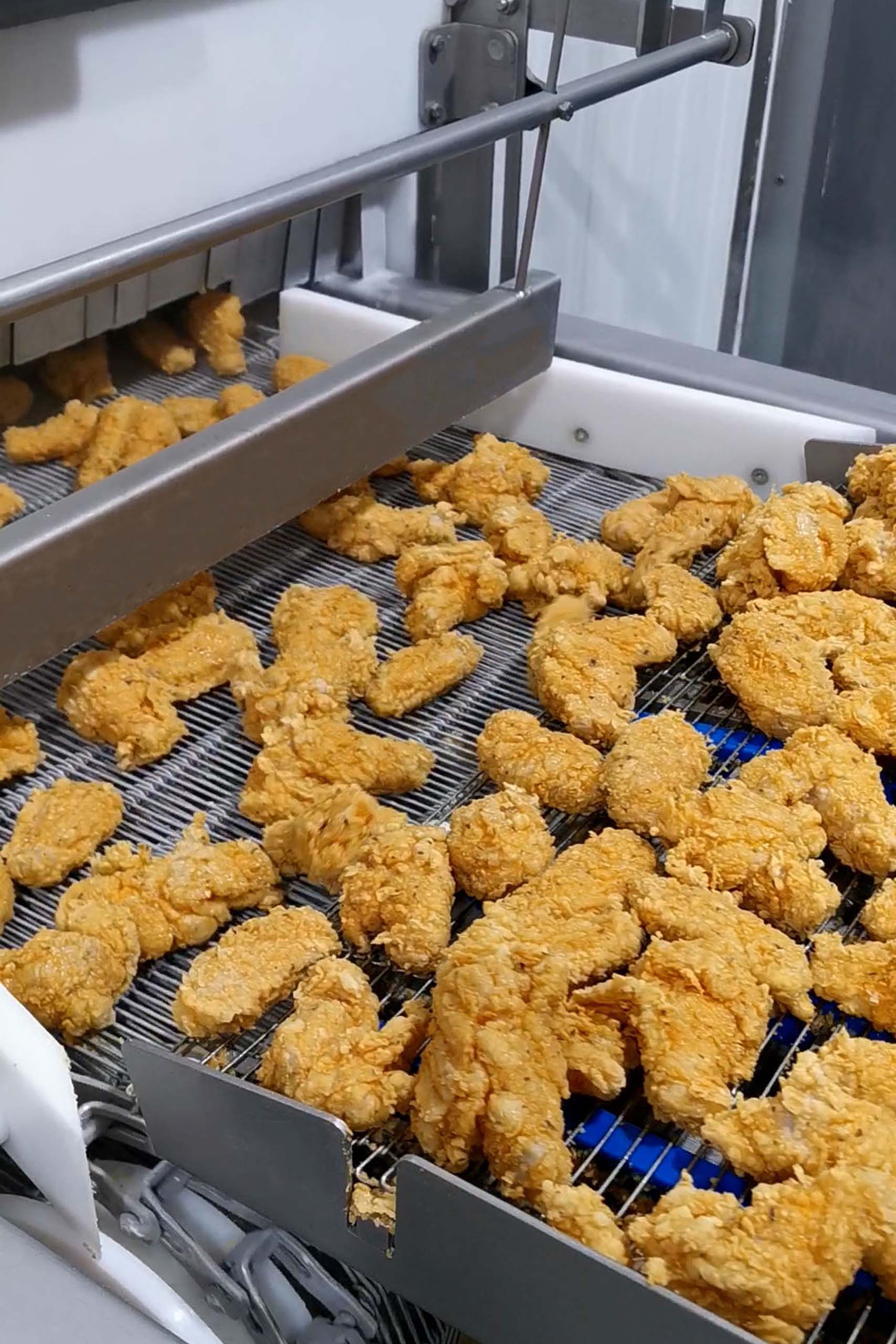 Freezing chicken nuggets in spiral freezer
